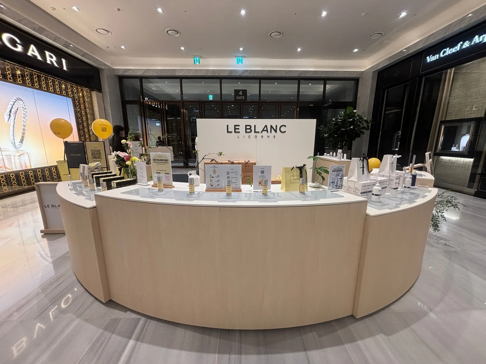 Корнер LE BLANC · LICORNE в универмаге Hyundai в Пангё, между бутиками Bvlgari и Van Cleef & Arpels